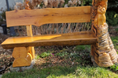 Die Katzenbank wartet auf Besucher.